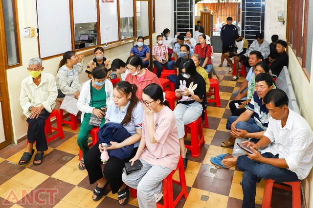 Công an phường Phú Lợi: Tận tâm phục vụ nhân dân trong thu nhận hồ sơ cấp căn cước- Ảnh 2.