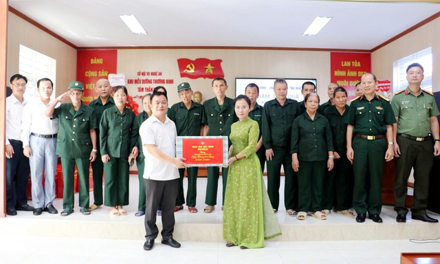 Nghệ An: Phó Bí thư Tỉnh ủy tới thăm, tặng quà các thương bệnh binh, Mẹ Việt Nam anh hùng- Ảnh 6.