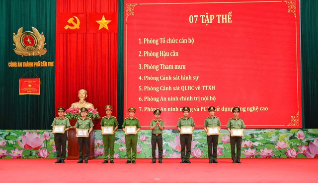 Công an TP Cần Thơ quyết tâm thực hiện thắng lợi nhiệm vụ chính trị trong những tháng cuối năm 2025- Ảnh 9.