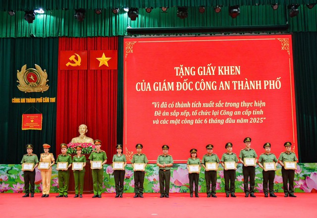 Công an TP Cần Thơ quyết tâm thực hiện thắng lợi nhiệm vụ chính trị trong những tháng cuối năm 2025- Ảnh 10.
