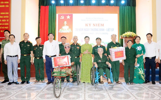 Nghệ An: Phó Bí thư Tỉnh ủy tới thăm, tặng quà các thương bệnh binh, Mẹ Việt Nam anh hùng- Ảnh 5.