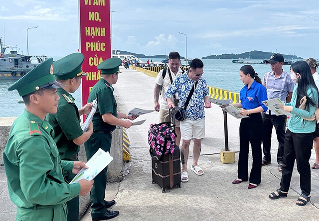 Đồn Biên phòng Tiên Hải tuyên truyền, phổ biến pháp luật tại xã đảo Tiên Hải- Ảnh 1. Đồn Biên phòng Tiên Hải tuyên truyền, phổ biến pháp luật tại xã đảo Tiên Hải- Ảnh 1.