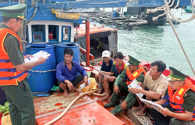 Đồn Biên phòng Tiên Hải tuyên truyền, phổ biến pháp luật tại xã đảo Tiên Hải- Ảnh 2. Đồn Biên phòng Tiên Hải tuyên truyền, phổ biến pháp luật tại xã đảo Tiên Hải- Ảnh 2.