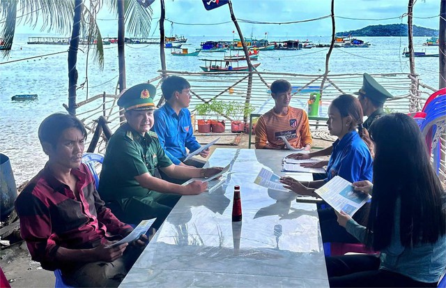 Đồn Biên phòng Tiên Hải tuyên truyền, phổ biến pháp luật tại xã đảo Tiên Hải- Ảnh 3. Đồn Biên phòng Tiên Hải tuyên truyền, phổ biến pháp luật tại xã đảo Tiên Hải- Ảnh 3.