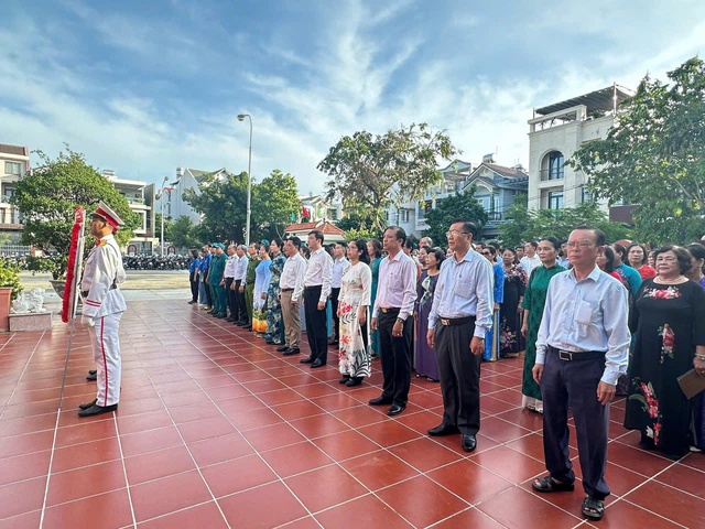 Phường Hiệp Bình: Dâng hương tưởng niệm các AHLS nhân ngày đầu triển khai chính quyền 2 cấp- Ảnh 1. Phường Hiệp Bình: Dâng hương tưởng niệm các AHLS nhân ngày đầu triển khai chính quyền 2 cấp- Ảnh 1.