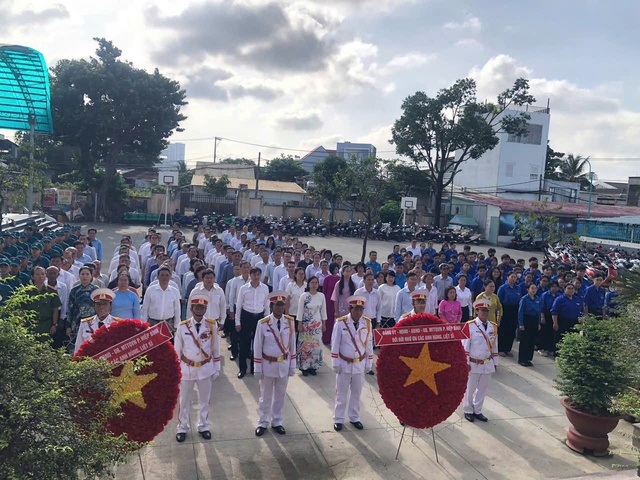 Phường Hiệp Bình: Dâng hương tưởng niệm các AHLS nhân ngày đầu triển khai chính quyền 2 cấp- Ảnh 2. Phường Hiệp Bình: Dâng hương tưởng niệm các AHLS nhân ngày đầu triển khai chính quyền 2 cấp- Ảnh 2.