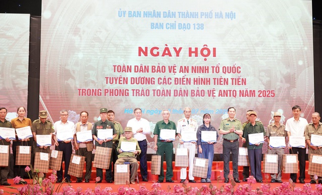 Hà Nội: Tuyên dương 39 gương điển hình tiên tiến trong phong trào toàn dân bảo vệ an ninh Tổ quốc- Ảnh 4.