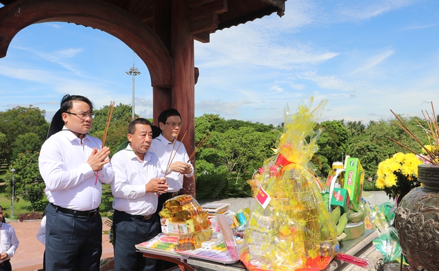Đoàn cán bộ Văn phòng UBND tỉnh Nghệ An dâng hương tưởng niệm các anh hùng liệt sĩ tại Quảng Trị- Ảnh 5. Đoàn cán bộ Văn phòng UBND tỉnh Nghệ An dâng hương tưởng niệm các anh hùng liệt sĩ tại Quảng Trị- Ảnh 5.
