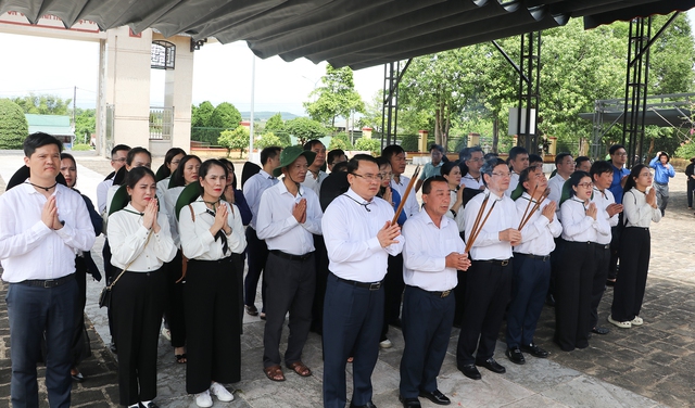 Đoàn cán bộ Văn phòng UBND tỉnh Nghệ An dâng hương tưởng niệm các anh hùng liệt sĩ tại Quảng Trị- Ảnh 6. Đoàn cán bộ Văn phòng UBND tỉnh Nghệ An dâng hương tưởng niệm các anh hùng liệt sĩ tại Quảng Trị- Ảnh 6.