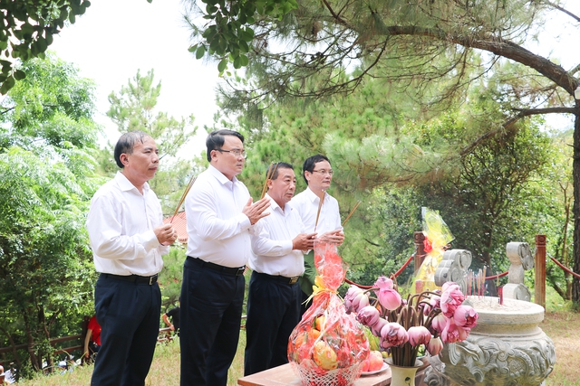 Đoàn cán bộ Văn phòng UBND tỉnh Nghệ An dâng hương tưởng niệm các anh hùng liệt sĩ tại Quảng Trị- Ảnh 7. Đoàn cán bộ Văn phòng UBND tỉnh Nghệ An dâng hương tưởng niệm các anh hùng liệt sĩ tại Quảng Trị- Ảnh 7.