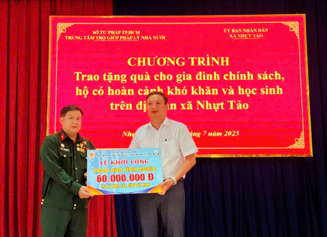 TP. Hồ Chí Minh: Trao tặng quà cho gia đình chính sách và học sinh tỉnh Tây Ninh- Ảnh 1.