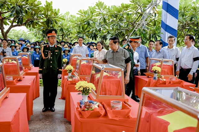Thủ tướng Chính phủ Phạm Minh Chính dự Lễ truy điệu, an táng hài cốt liệt sĩ tại An Giang- Ảnh 5. Thủ tướng Chính phủ Phạm Minh Chính dự Lễ truy điệu, an táng hài cốt liệt sĩ tại An Giang- Ảnh 5.