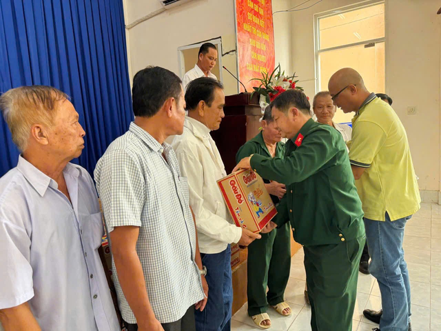 TP. Hồ Chí Minh: Trao tặng quà cho gia đình chính sách và học sinh tỉnh Tây Ninh- Ảnh 2.