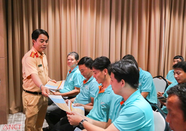 Công an TP Cần Thơ: Tuyên truyền, phổ biến pháp luật bảo đảm TTATGT cho các tài xế xe công nghệ- Ảnh 2.