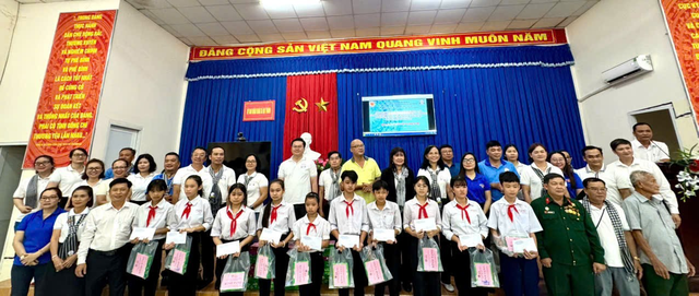 TP. Hồ Chí Minh: Trao tặng quà cho gia đình chính sách và học sinh tỉnh Tây Ninh- Ảnh 3.