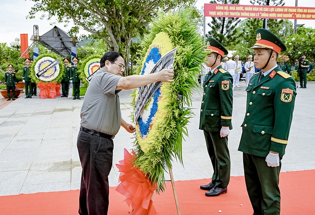 Thủ tướng Chính phủ Phạm Minh Chính dự Lễ truy điệu, an táng hài cốt liệt sĩ tại An Giang- Ảnh 3. Thủ tướng Chính phủ Phạm Minh Chính dự Lễ truy điệu, an táng hài cốt liệt sĩ tại An Giang- Ảnh 3.