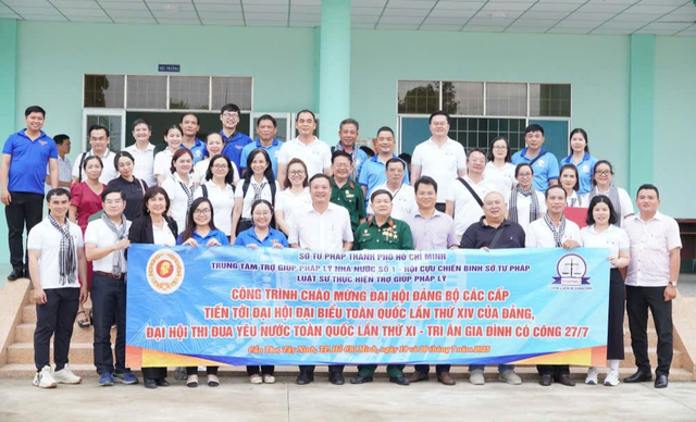 TP. Hồ Chí Minh: Trao tặng quà cho gia đình chính sách và học sinh tỉnh Tây Ninh- Ảnh 5.