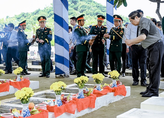 Thủ tướng Chính phủ Phạm Minh Chính dự Lễ truy điệu, an táng hài cốt liệt sĩ tại An Giang- Ảnh 2. Thủ tướng Chính phủ Phạm Minh Chính dự Lễ truy điệu, an táng hài cốt liệt sĩ tại An Giang- Ảnh 2.