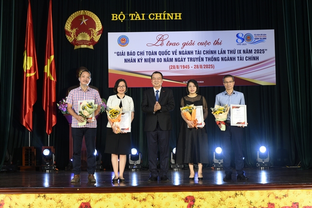 Hơn 50 tác phẩm đoạt giải báo chí toàn quốc về ngành Tài chính- Ảnh 4. Hơn 50 tác phẩm đoạt giải báo chí toàn quốc về ngành Tài chính- Ảnh 4.