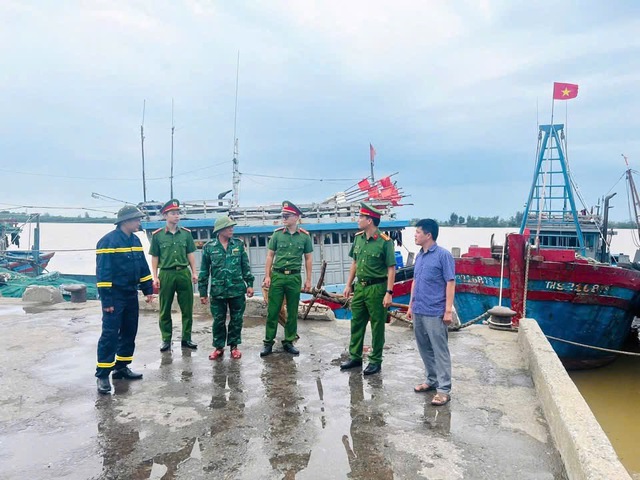 Thanh Hóa: Gần 6.600 tàu thuyền đã neo đậu, tránh trú bão an toàn- Ảnh 2. Thanh Hóa: Gần 6.600 tàu thuyền đã neo đậu, tránh trú bão an toàn- Ảnh 2.