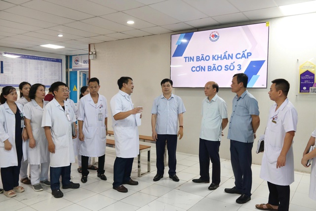 Hưng Yên: Lãnh đạo HĐND tỉnh, UBND tỉnh kiểm tra công tác ứng phó với bão số 3 tại Bệnh viện Nhi Thái Bình- Ảnh 2.