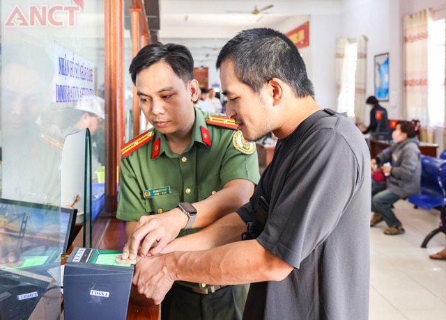 Công an TP Cần Thơ: Cao điểm cấp tài khoản định danh điện tử cho người nước ngoài- Ảnh 1. Công an TP Cần Thơ: Cao điểm cấp tài khoản định danh điện tử cho người nước ngoài- Ảnh 1.