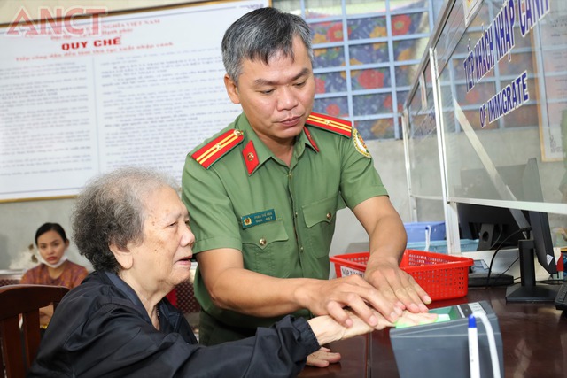 Công an TP Cần Thơ: Cao điểm cấp tài khoản định danh điện tử cho người nước ngoài- Ảnh 3. Công an TP Cần Thơ: Cao điểm cấp tài khoản định danh điện tử cho người nước ngoài- Ảnh 3.
