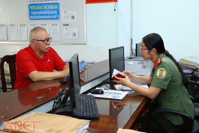 Công an TP Cần Thơ: Cao điểm cấp tài khoản định danh điện tử cho người nước ngoài- Ảnh 2. Công an TP Cần Thơ: Cao điểm cấp tài khoản định danh điện tử cho người nước ngoài- Ảnh 2.