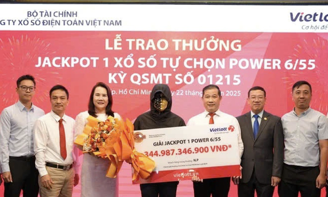 Giải thưởng lớn nhất lịch sử xổ số Việt Nam thuộc về người trúng Vietlott gần 345 tỷ đồng- Ảnh 1. Giải thưởng lớn nhất lịch sử xổ số Việt Nam thuộc về người trúng Vietlott gần 345 tỷ đồng- Ảnh 1.