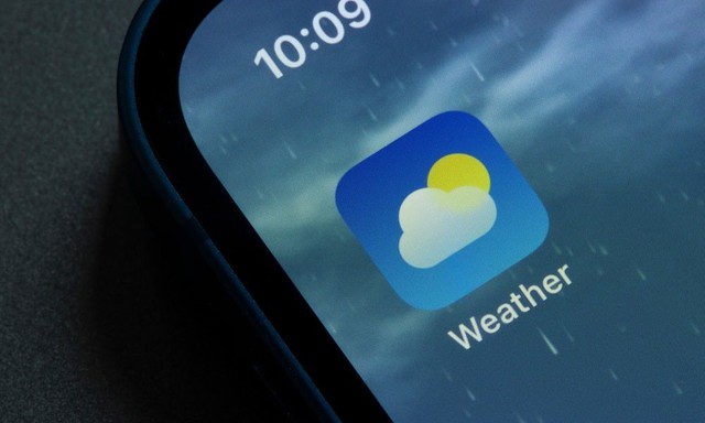 Người dùng iPhone chú ý: Ai cũng có thể theo dõi bão WIPHA chỉ với ứng dụng quen thuộc, sẵn có trong máy- Ảnh 1. Người dùng iPhone chú ý: Ai cũng có thể theo dõi bão WIPHA chỉ với ứng dụng quen thuộc, sẵn có trong máy- Ảnh 1.