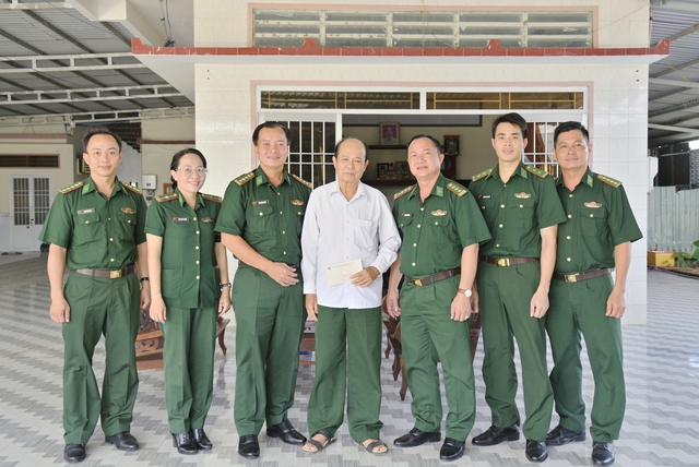 BĐBP tỉnh An Giang thăm, tặng quà các đối tượng chính sách- Ảnh 4.