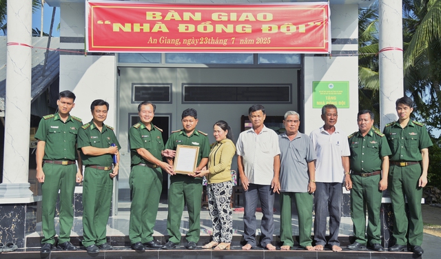 BĐBP tỉnh An Giang thăm, tặng quà các đối tượng chính sách- Ảnh 5.