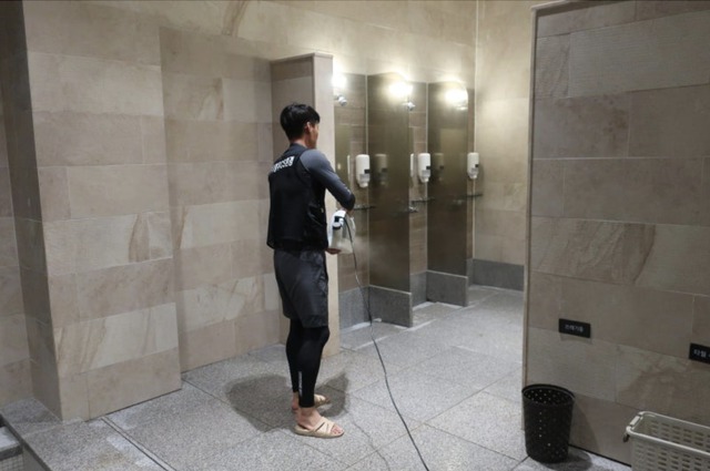 Chân dung chàng trai kiếm gần 100 triệu/tháng nhưng chỉ có 3 bộ đồ, ăn ké chỗ làm, ở trọ 4 triệu- Ảnh 2.