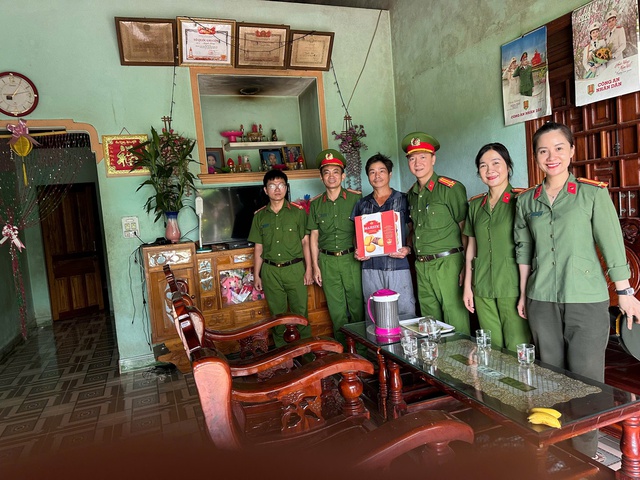 Đà Nẵng: Công an xã Phú Ninh tổ chức chuỗi hoạt động tri ân nhân kỷ niệm Ngày Thương binh - Liệt sĩ- Ảnh 1. Đà Nẵng: Công an xã Phú Ninh tổ chức chuỗi hoạt động tri ân nhân kỷ niệm Ngày Thương binh - Liệt sĩ- Ảnh 1.