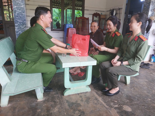 Đà Nẵng: Công an xã Phú Ninh tổ chức chuỗi hoạt động tri ân nhân kỷ niệm Ngày Thương binh - Liệt sĩ- Ảnh 2. Đà Nẵng: Công an xã Phú Ninh tổ chức chuỗi hoạt động tri ân nhân kỷ niệm Ngày Thương binh - Liệt sĩ- Ảnh 2.