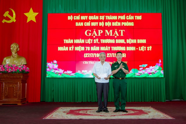 BĐBP TP. Cần Thơ: Nhiều hoạt động tri ân nhân ngày Thương binh - Liệt sĩ- Ảnh 4. BĐBP TP. Cần Thơ: Nhiều hoạt động tri ân nhân ngày Thương binh - Liệt sĩ- Ảnh 4.