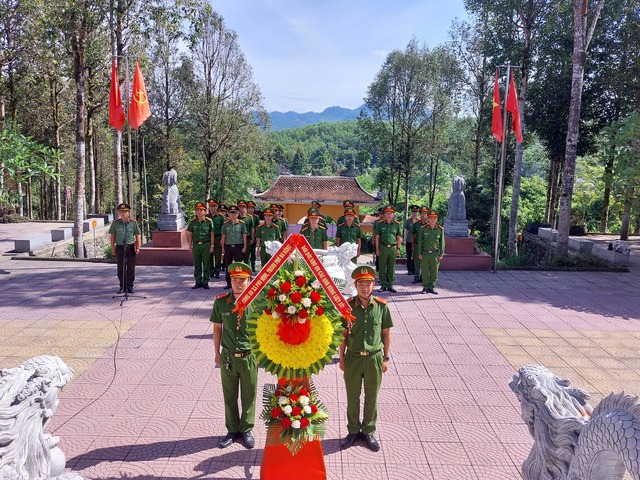 Đà Nẵng: Công an xã Phú Ninh tổ chức chuỗi hoạt động tri ân nhân kỷ niệm Ngày Thương binh - Liệt sĩ- Ảnh 4. Đà Nẵng: Công an xã Phú Ninh tổ chức chuỗi hoạt động tri ân nhân kỷ niệm Ngày Thương binh - Liệt sĩ- Ảnh 4.
