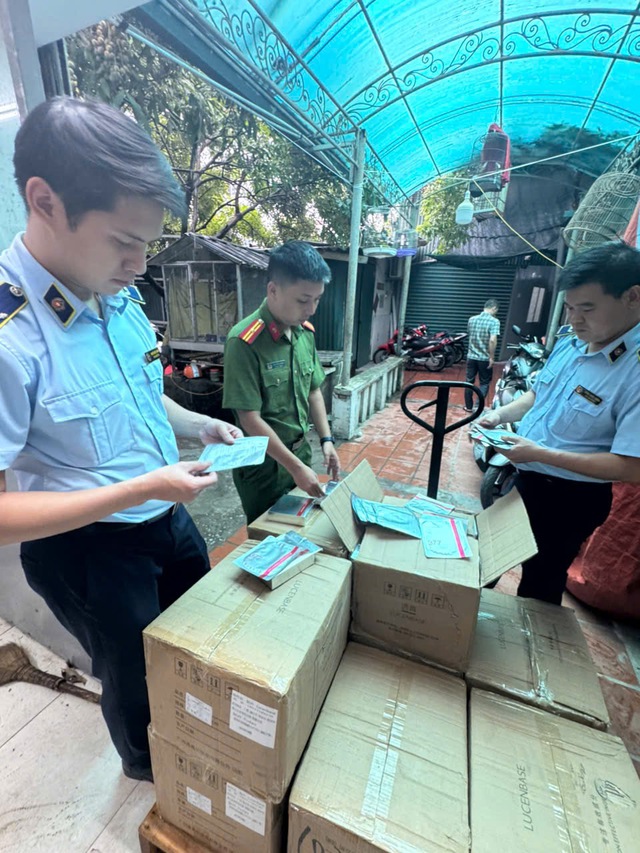 Phát hiện 15.000 mặt nạ dưỡng da nhập lậu tại shop mỹ phẩm ở Hà Nội- Ảnh 2. Phát hiện 15.000 mặt nạ dưỡng da nhập lậu tại shop mỹ phẩm ở Hà Nội- Ảnh 2.