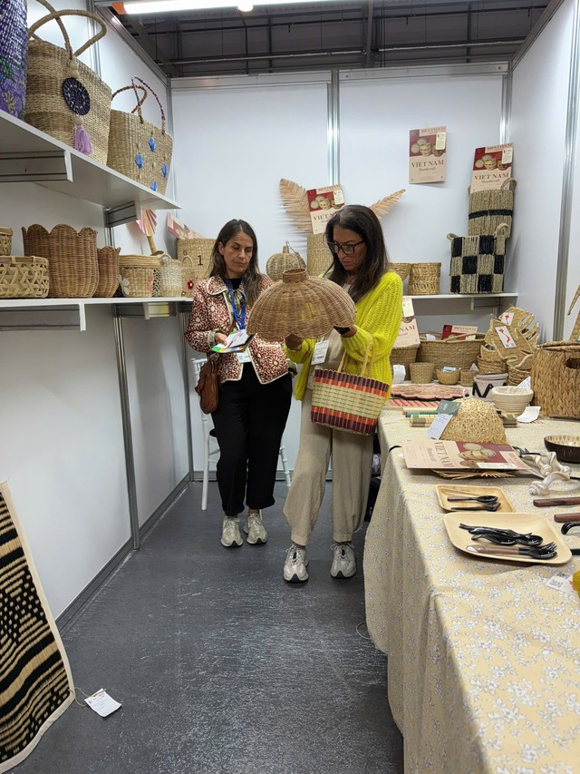Hà Nội: Quảng bá sản phẩm làng nghề tại Hội chợ thủ công mỹ nghệ Home & Gift 2025- Ảnh 2. Hà Nội: Quảng bá sản phẩm làng nghề tại Hội chợ thủ công mỹ nghệ Home & Gift 2025- Ảnh 2.