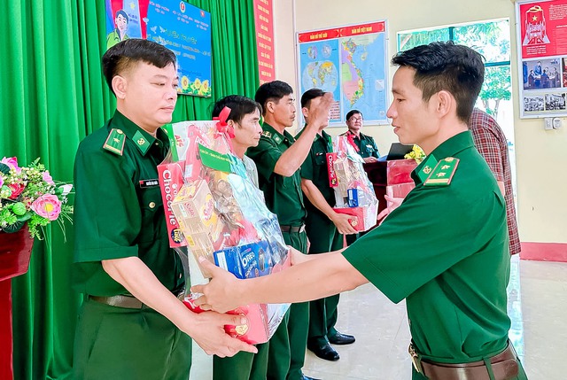 An Giang: Đồn Biên phòng Tiên Hải kỷ niệm 78 năm Ngày Thương binh, Liệt sĩ- Ảnh 4. An Giang: Đồn Biên phòng Tiên Hải kỷ niệm 78 năm Ngày Thương binh, Liệt sĩ- Ảnh 4.
