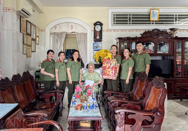 Công đoàn CA TP Cần Thơ: Thăm và tặng quà người có công với cách mạng- Ảnh 1. Công đoàn CA TP Cần Thơ: Thăm và tặng quà người có công với cách mạng- Ảnh 1.