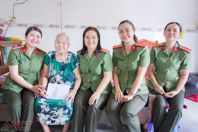 Công đoàn CA TP Cần Thơ: Thăm và tặng quà người có công với cách mạng- Ảnh 2. Công đoàn CA TP Cần Thơ: Thăm và tặng quà người có công với cách mạng- Ảnh 2.