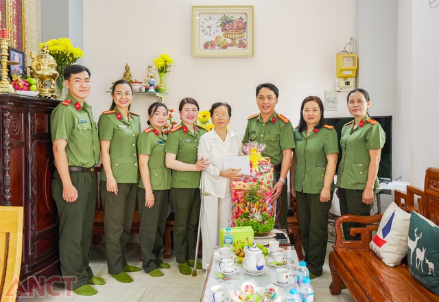Công đoàn CA TP Cần Thơ: Thăm và tặng quà người có công với cách mạng- Ảnh 3. Công đoàn CA TP Cần Thơ: Thăm và tặng quà người có công với cách mạng- Ảnh 3.