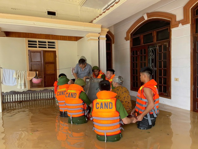 Nghệ An: Kêu gọi chung tay cứu trợ đồng bào bị thiệt hại nặng nề do bão số 3- Ảnh 5. Nghệ An: Kêu gọi chung tay cứu trợ đồng bào bị thiệt hại nặng nề do bão số 3- Ảnh 5.