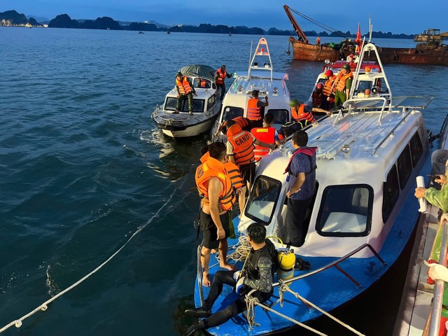 Vụ lật tàu trên vịnh Hạ Long: Đội cứu hộ thầm lặng hỗ trợ tìm kiếm nạn nhân mất tích- Ảnh 1.