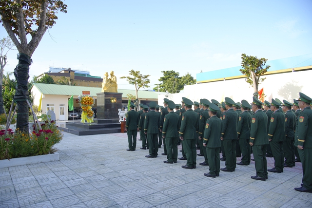 Ban Chỉ huy BĐBP tỉnh An Giang: Dâng hương, dâng hoa báo công với Bác- Ảnh 1.