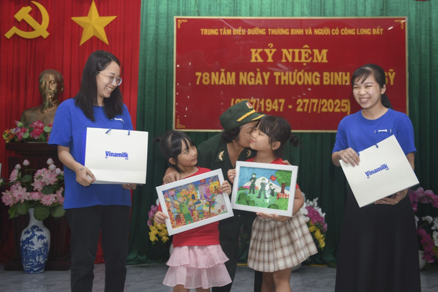 Hơn 100 bức tranh của con em cán bộ - nhân viên và 18.000 sản phẩm dinh dưỡng Vinamilk tri ân dịp 27/7- Ảnh 3.