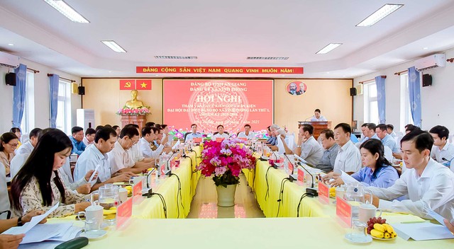 An Giang: Lấy ý kiến góp ý dự thảo Văn kiện Đại hội Đảng bộ xã Vĩnh Phong- Ảnh 1.