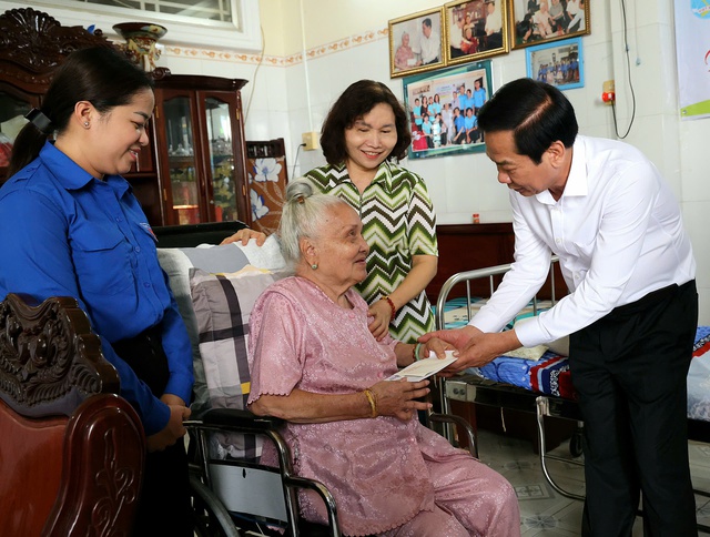 Lãnh đạo TP Cần Thơ viếng nghĩa trang liệt sĩ thành phố- Ảnh 6. Lãnh đạo TP Cần Thơ viếng nghĩa trang liệt sĩ thành phố- Ảnh 6.