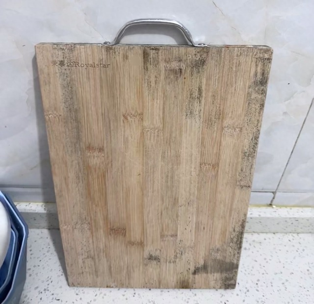 Bác sĩ nổi giận: Dùng thớt như thế này là sai, vô số người không biết rồi tự rước bệnh- Ảnh 1.